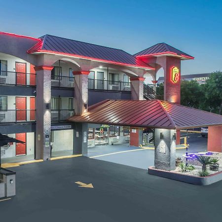 Super 8 By Wyndham Austin University/Downtown Area Exteriör bild