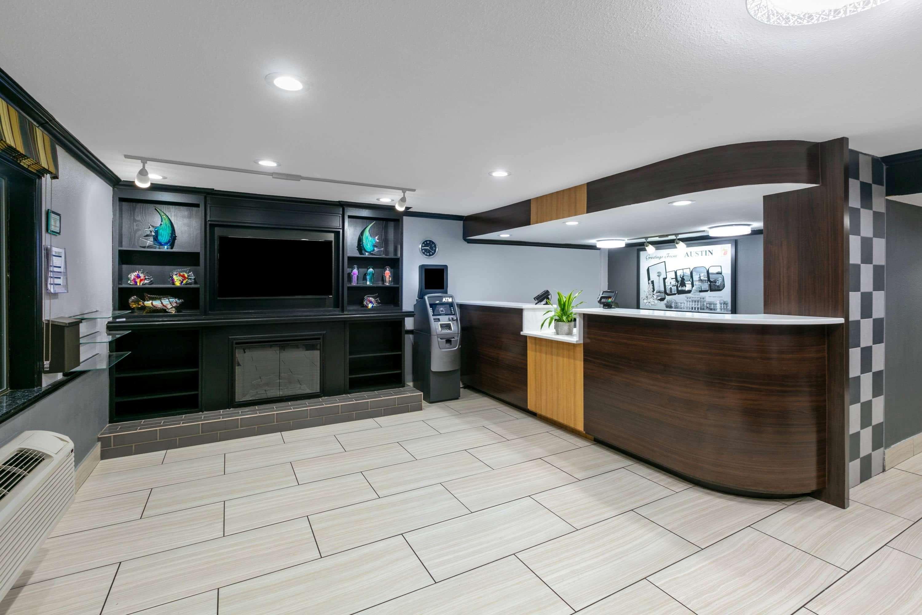 Super 8 By Wyndham Austin University/Downtown Area Exteriör bild