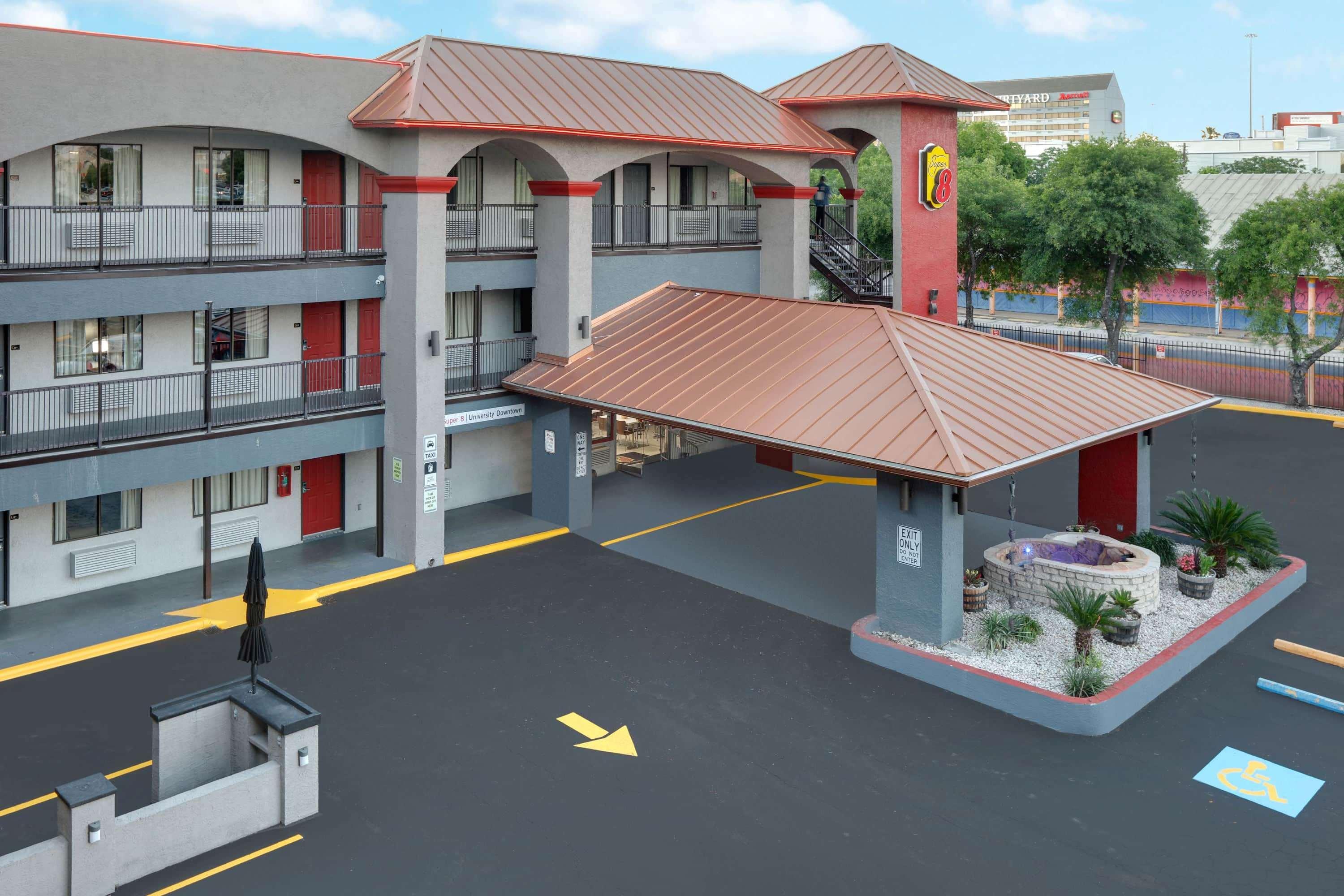 Super 8 By Wyndham Austin University/Downtown Area Exteriör bild
