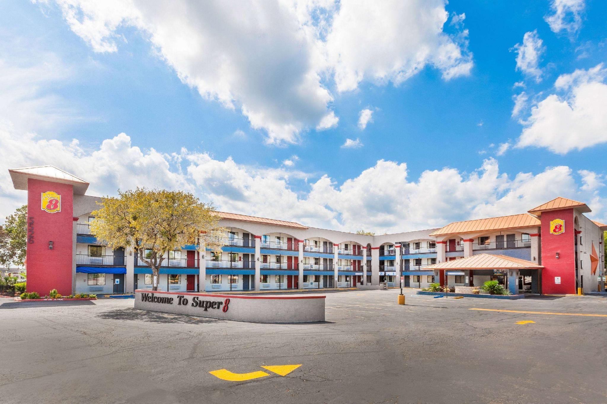 Super 8 By Wyndham Austin University/Downtown Area Exteriör bild