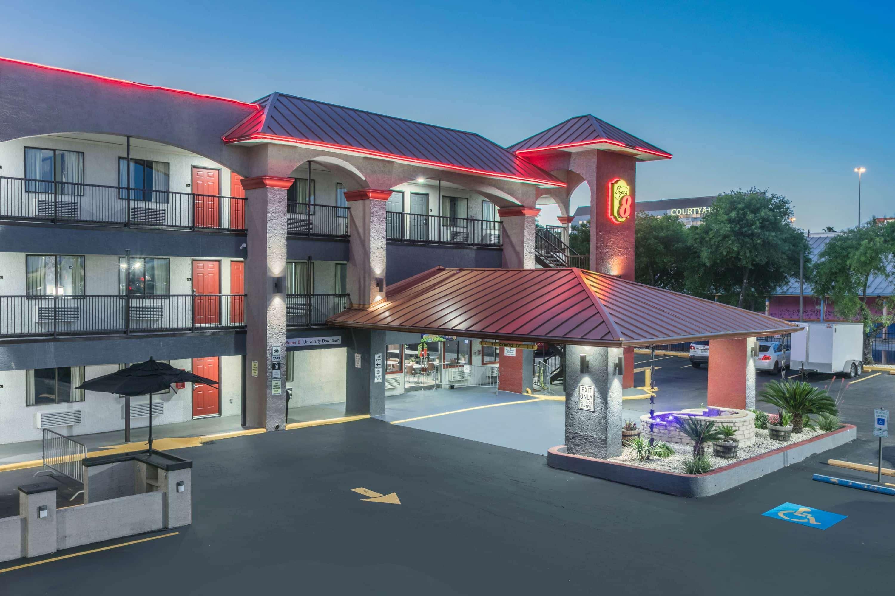 Super 8 By Wyndham Austin University/Downtown Area Exteriör bild