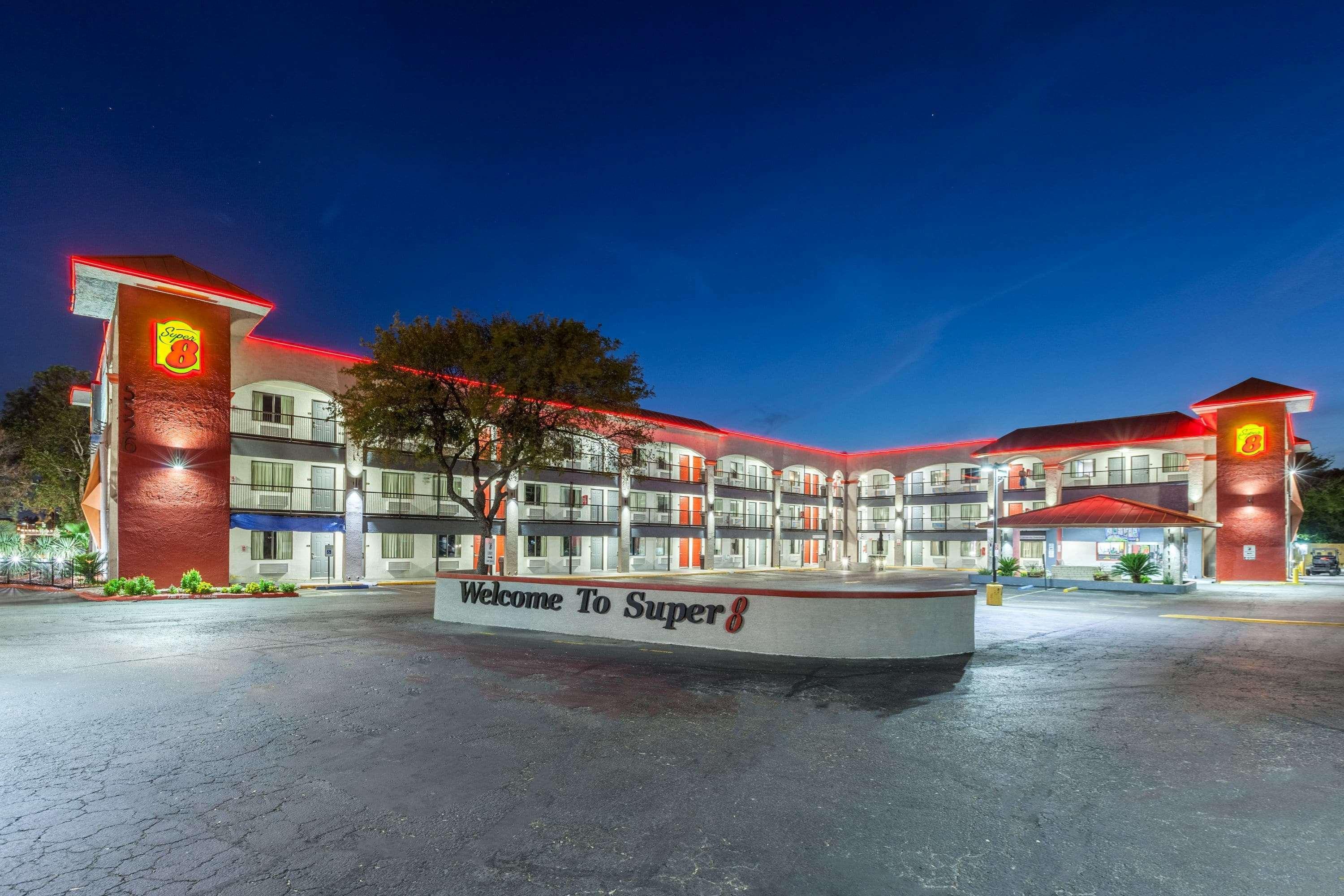 Super 8 By Wyndham Austin University/Downtown Area Exteriör bild