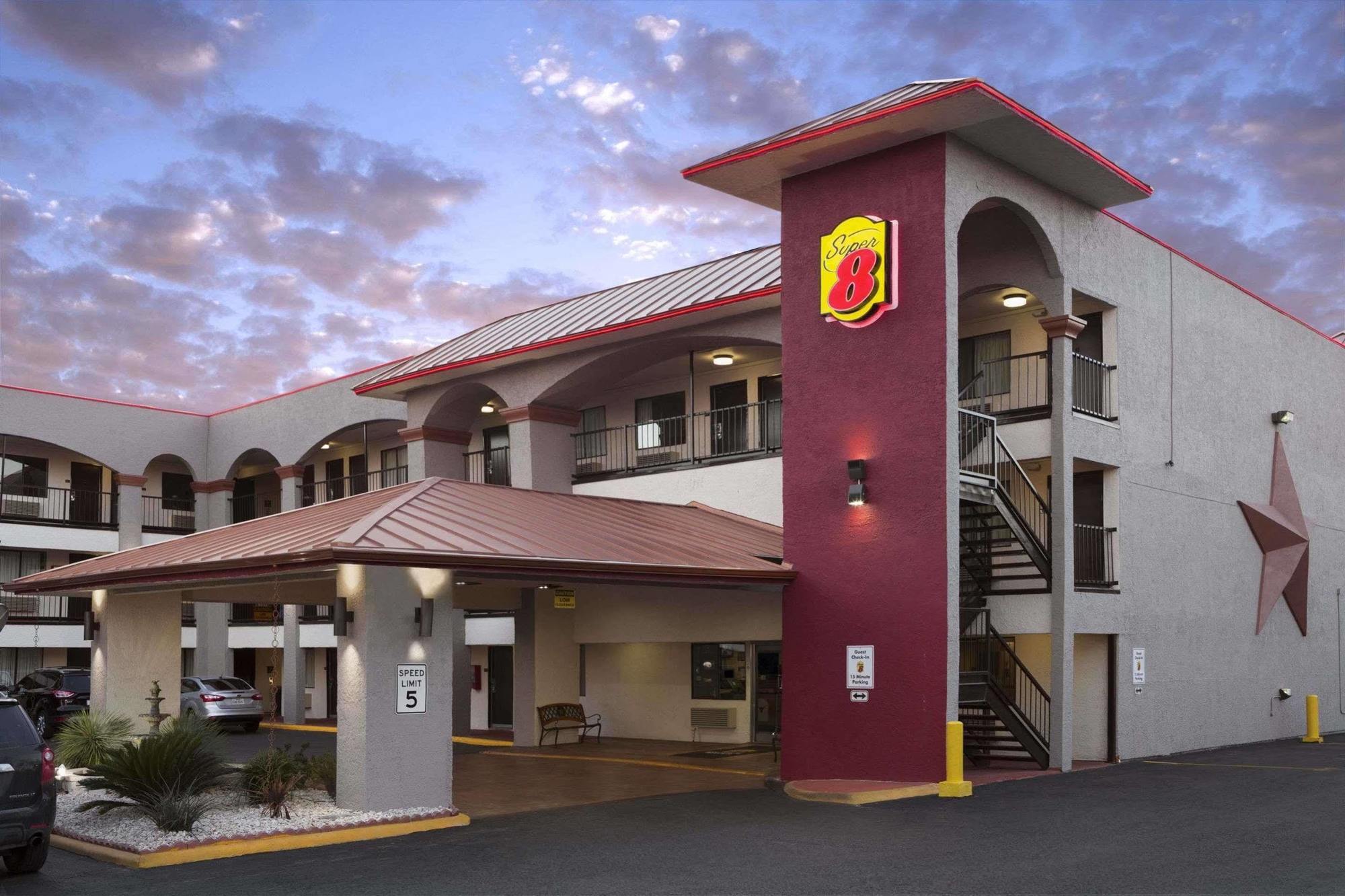 Super 8 By Wyndham Austin University/Downtown Area Exteriör bild