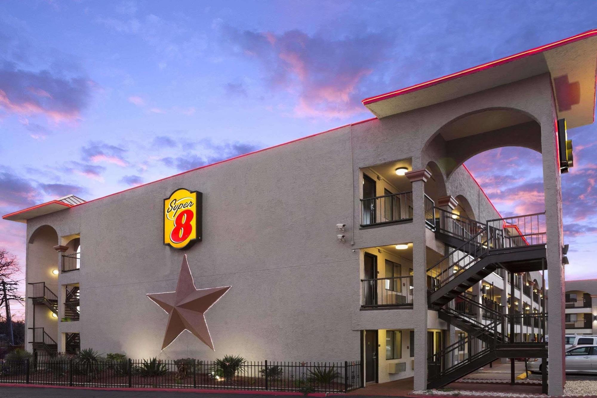 Super 8 By Wyndham Austin University/Downtown Area Exteriör bild
