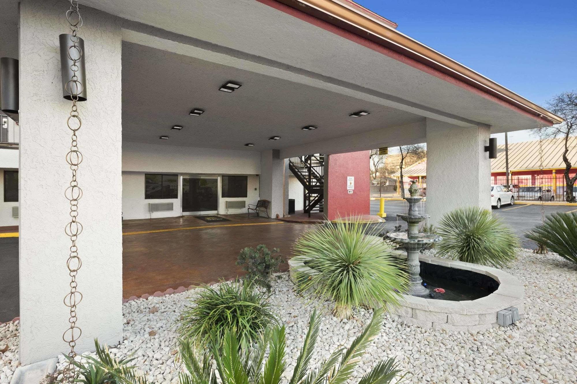 Super 8 By Wyndham Austin University/Downtown Area Exteriör bild